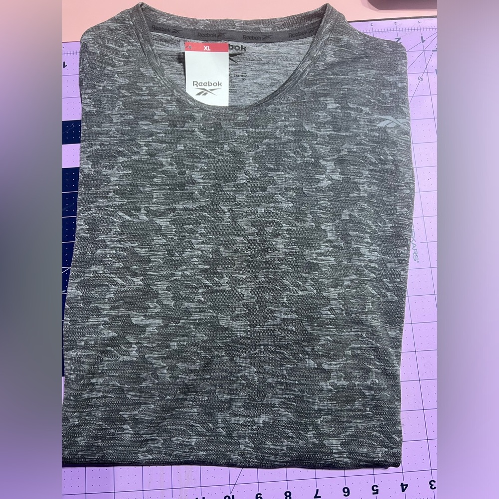 Reebok Men’s T-Shirt gray
